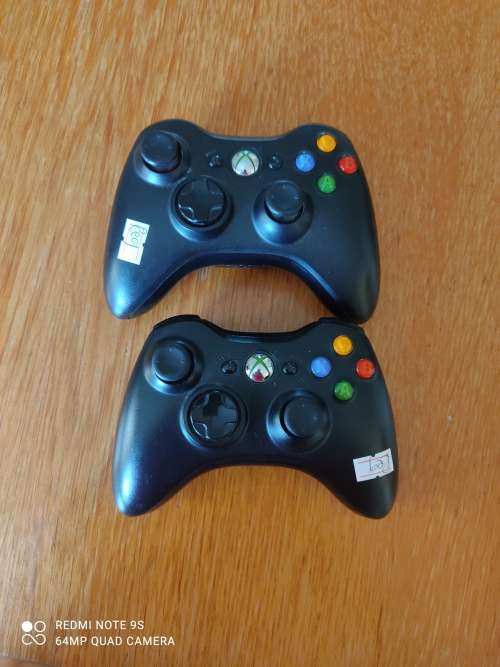 2 x Xbox 360 Wireless controllers