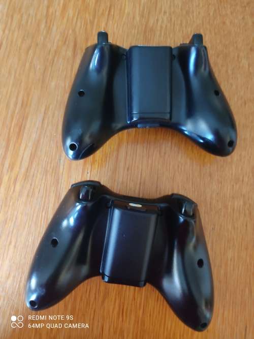 2 x Xbox 360 Wireless controllers