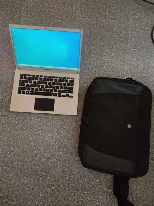 Mecer Z140C - Laptop + Bag