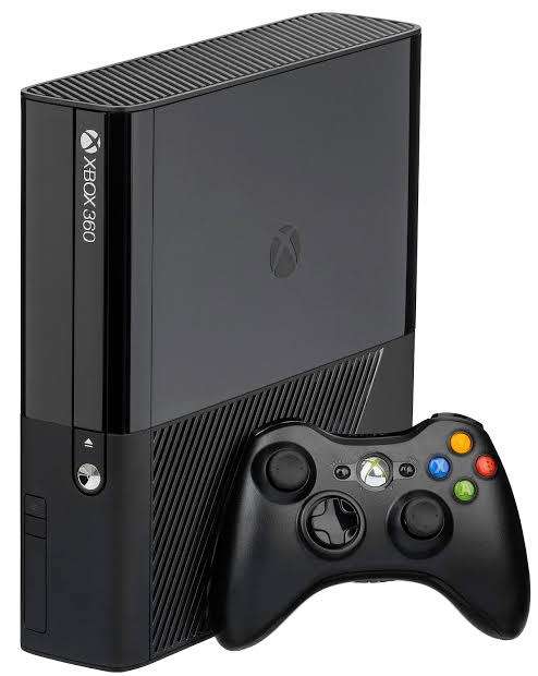 XBOX 360 CONSOLE + 2 GAMES