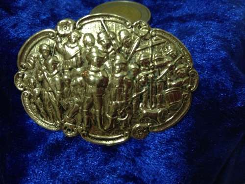 Vintage BROOCH* EMBOSSED  DUTCH SCENE * BASE SILVERTONE METAL-!!!WOW!!