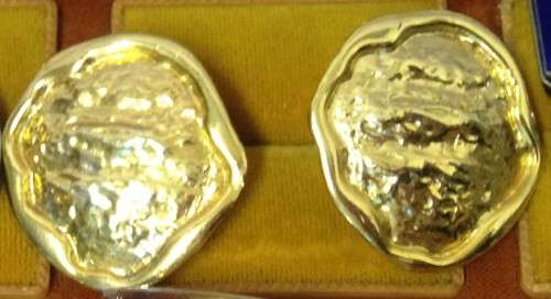 Vintage  EARINGS -CLIP ON -GOLD  TONE METAL-CHUNKY STMP PATTERN  *WOW WOW