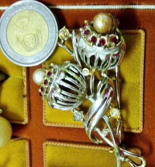 THISTLE -DOUBLE FLOWERS PEARLS AND RED STONES-SILVER TONE METAL-missing 2 stones