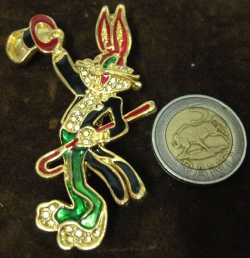 Vintage   BROOCH FIGURINE BUGS BUNNY  EXQUISITE-ENAMEL CRYSTALS GOLD TONE METAL