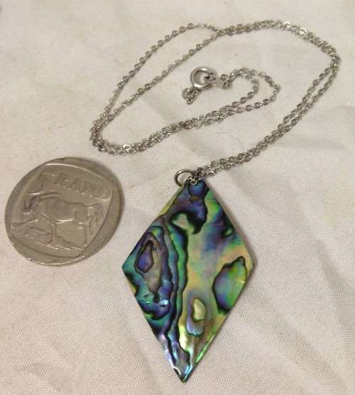 NECKLACE- DIAMOND  SHAPE  PAU SHELL  PENDANT*  CHAIN SILVER TONE METAL