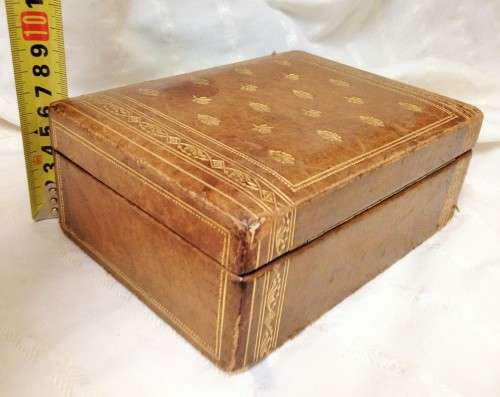 TRINKET BOX*TAN LEATHER*gold embossed trim-ITALY*FlorenceFLEUR DE LYS