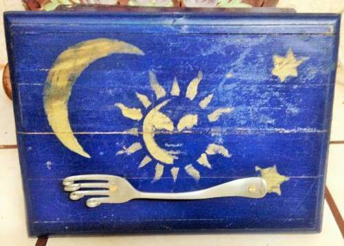 BOX -FORK HANDEL *LIFT UP *HINGED LID Inside*MIRROR-TLC turn into nice memories/jewellery box