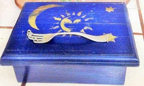 BOX -FORK HANDEL *LIFT UP *HINGED LID Inside*MIRROR-TLC turn into nice memories/jewellery box
