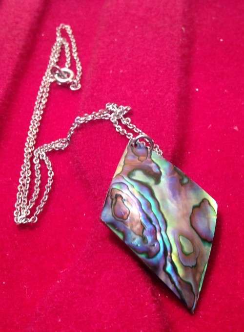 NECKLACE- DIAMOND  SHAPE  PAU SHELL  PENDANT*  CHAIN SILVER TONE METAL
