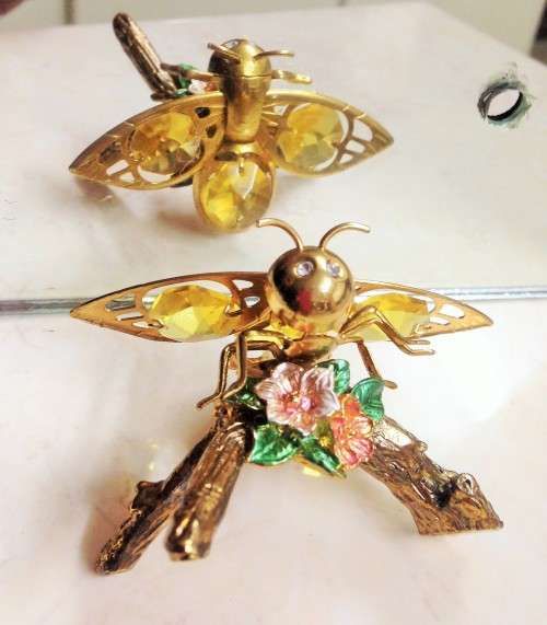 BUMBLE BEE ornament - figurine  Flowers Eyes crystals 3 Yellow crystals glass inset wings