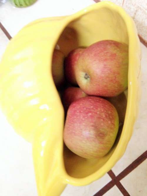 3 items YELLOW SHELL 1 x VASE + 1 green +1 mottled Jug vase