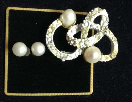 Brooch+Earrings *FRESH WATER PEARLS small crystals Cross over design -Silver Tone metal