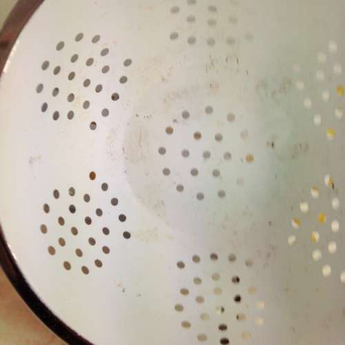 WHITE ENAMEL SIEVE DRAINAGE holes+SMALL METAL JUG !!!GREAT COUNTRY HOME DECOR !!!