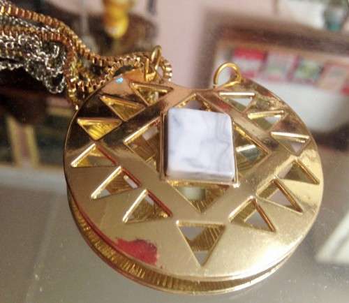 NECKLACE -Pendant Gem Stone Pendant+Gold tone metal Chain LOOK At My BUY NOW LISTINGS NO WAITING