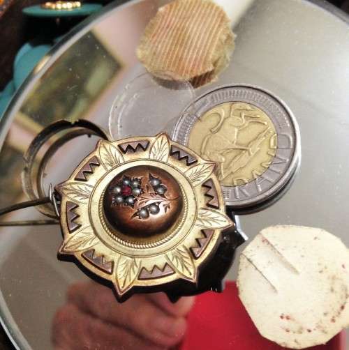 Vintage MOURNING BROOCH GOLD TONE METALForget me Not- Back Metal ring glass -place for photo/hair c
