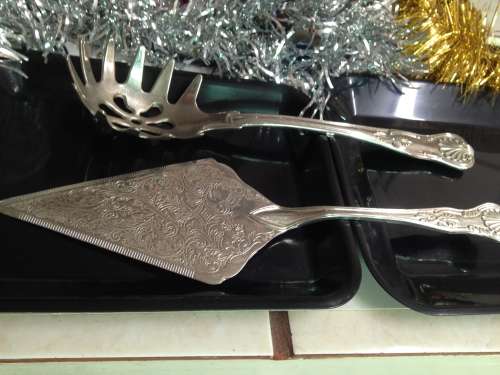 1 PASTA FORK AND 1 LIFTERhasSERRATED  EDGES*KINGS PATTERN232grms solid*GREAT COUNTRY HOME DECOR*