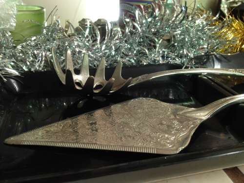1 PASTA FORK AND 1 LIFTERhasSERRATED  EDGES*KINGS PATTERN232grms solid*GREAT COUNTRY HOME DECOR*