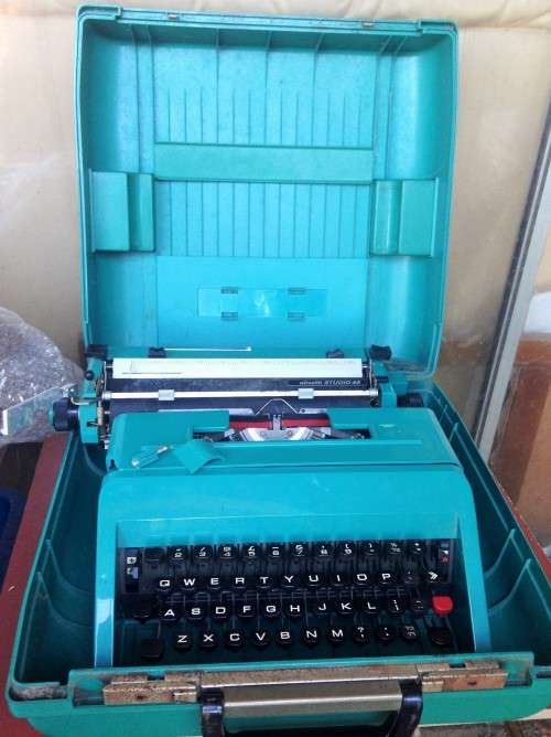 TYPEWRITER OLIVETTIE STUDIO 45manual+CaseWorking*GREAT COUNTRY HOME DECOR*L@@KatMyBUYNOW**NO WAITING