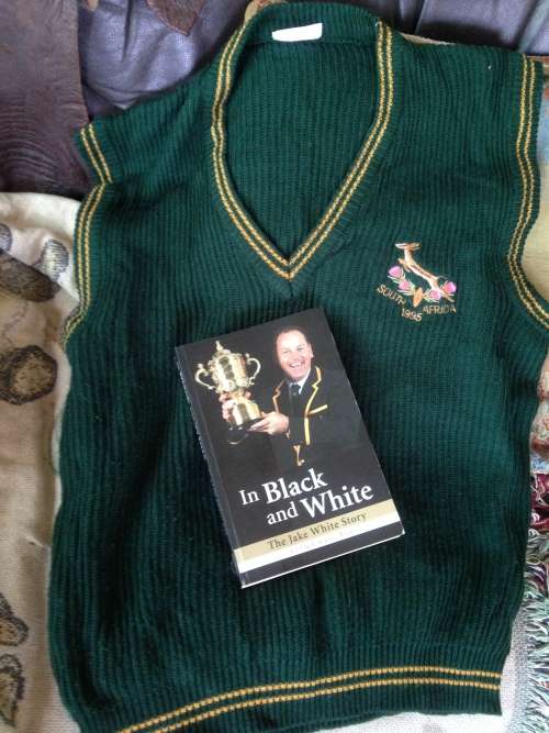 SLEEVELESS SWEATERhasEMBLEMofSOUTH AFRICA 1995 WORLD CUP RUGBY+2BOOKs*L@KatMyBUY NOWitems*NO WAIT