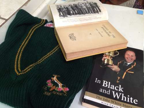 SLEEVELESS SWEATERhasEMBLEMofSOUTH AFRICA 1995 WORLD CUP RUGBY+2BOOKs*L@KatMyBUY NOWitems*NO WAIT