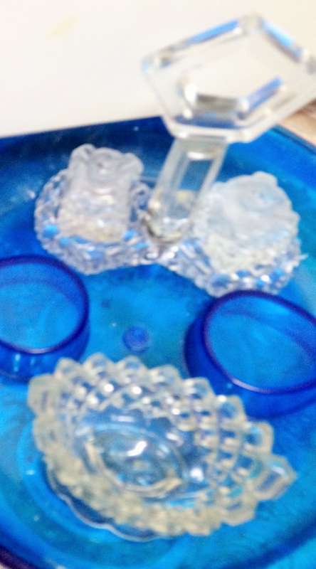 GLASS * Crystal waffle pattern holder + 2 salts+ cut glass 1salt