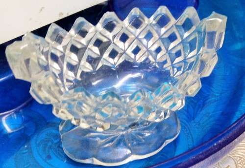 GLASS * Crystal waffle pattern holder + 2 salts+ cut glass 1salt