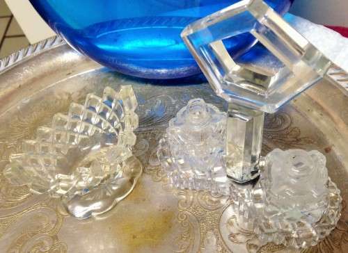 GLASS * Crystal waffle pattern holder + 2 salts+ cut glass 1salt