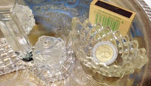 GLASS * Crystal waffle pattern holder + 2 salts+ cut glass 1salt