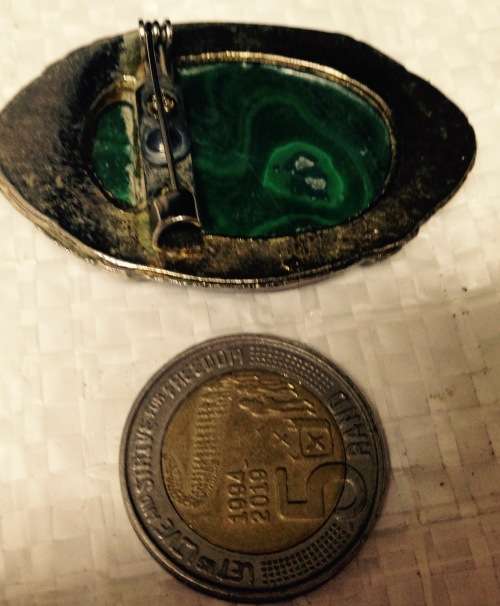 BROOCH*Polished MALACHITE GEM STONE* crack across middleGOLD TONE METAL