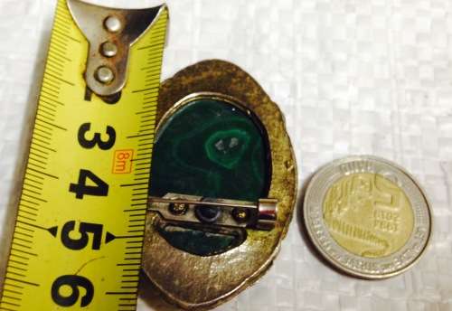 BROOCH*Polished MALACHITE GEM STONE* crack across middleGOLD TONE METAL