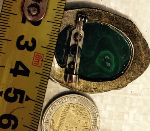 BROOCH*Polished MALACHITE GEM STONE* crack across middleGOLD TONE METAL