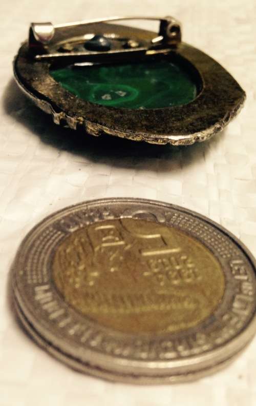 BROOCH*Polished MALACHITE GEM STONE* crack across middleGOLD TONE METAL