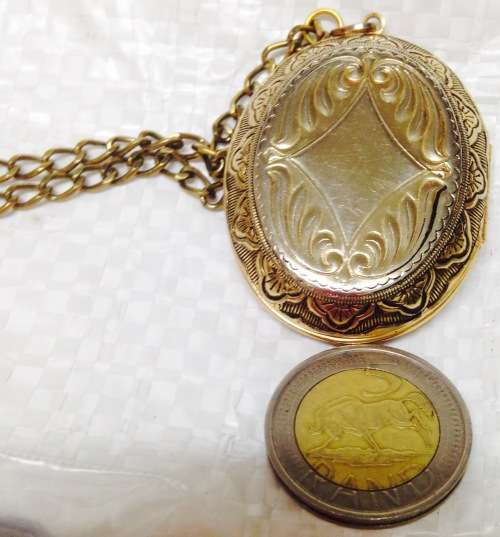 Locket +chain *GREAT COUNTRY HOME DECOR*L@@KatMyBUY NOWitems*NO WAITING