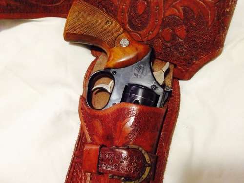 LEATHER HOLSTER has loop fire cartridge loopbelt to hold 4inch revolver made in Spain