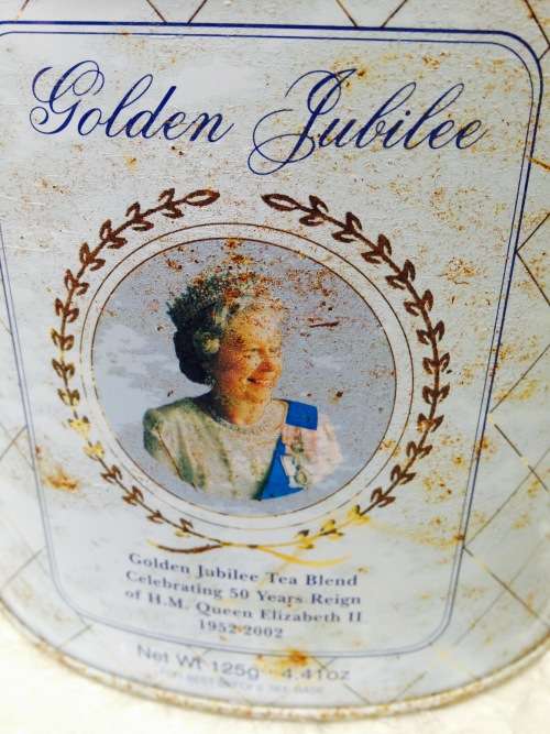 2  TINS British tourist scenes and Queen ElizaTins distressed LOOK At My BUY NOW listings NO WAITING