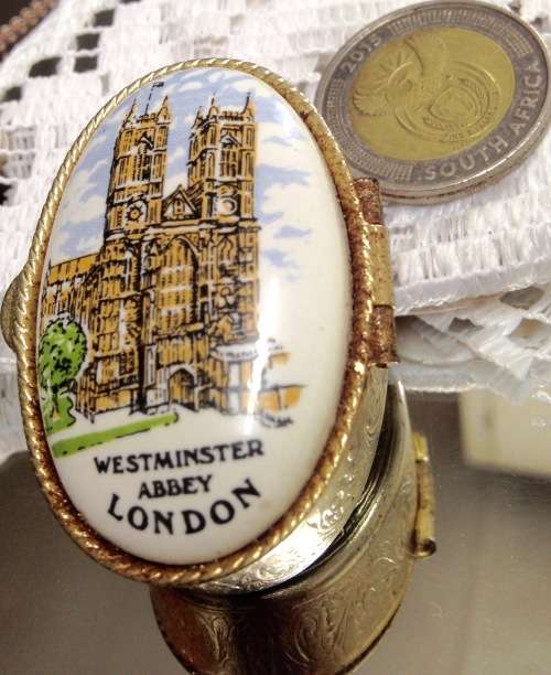 PILL BOX Westminster Abbey LONDON Porcelain Top Gilt MetalGREAT COUNTRY HOME DECOR LooK