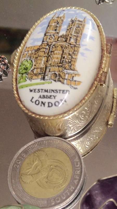 PILL BOX Westminster Abbey LONDON Porcelain Top Gilt MetalGREAT COUNTRY HOME DECOR LooK