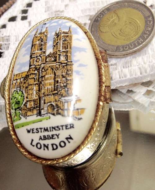 PILL BOX Westminster Abbey LONDON Porcelain Top Gilt MetalGREAT COUNTRY HOME DECOR LooK