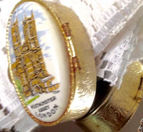 PILL BOX Westminster Abbey LONDON Porcelain Top Gilt MetalGREAT COUNTRY HOME DECOR LooK