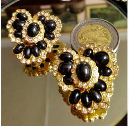 Earrings stamped Joan Rivers  made up of 52 Crystals +11 Onyx faux Cabochon stones