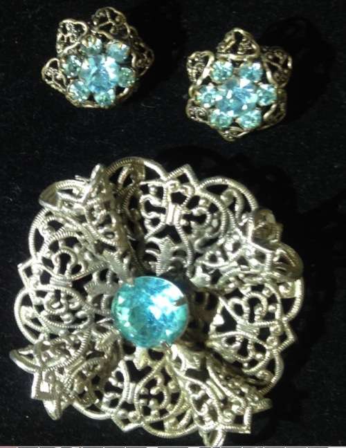 Brooch filigree blue glass stone