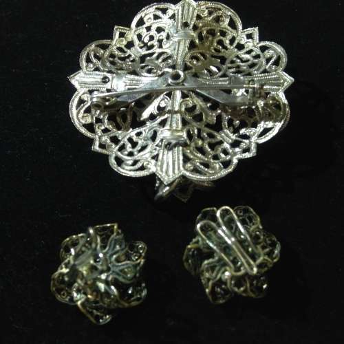 Brooch filigree blue glass stone