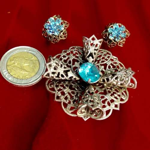 Brooch filigree blue glass stone