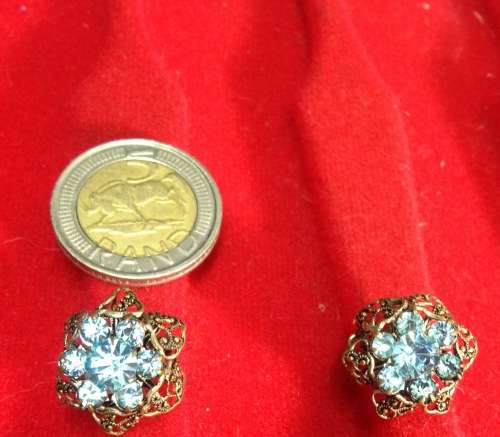Brooch filigree blue glass stone