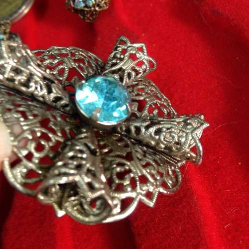 Brooch filigree blue glass stone