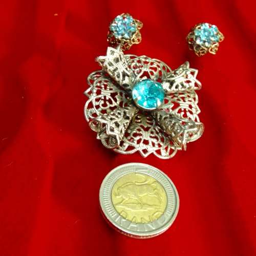 Brooch filigree blue glass stone