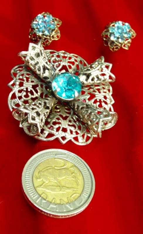 Brooch filigree blue glass stone