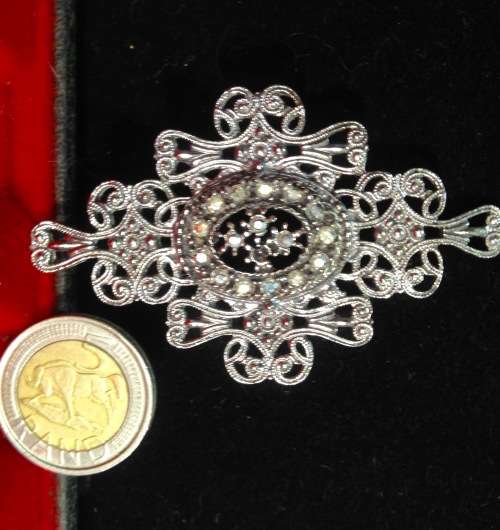 Brooch - Filigree Glass Crystal centre Stone Silver tone metal