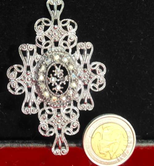 Brooch - Filigree Glass Crystal centre Stone Silver tone metal