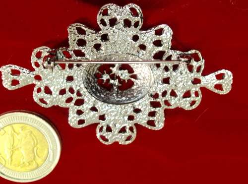 Brooch - Filigree Glass Crystal centre Stone Silver tone metal